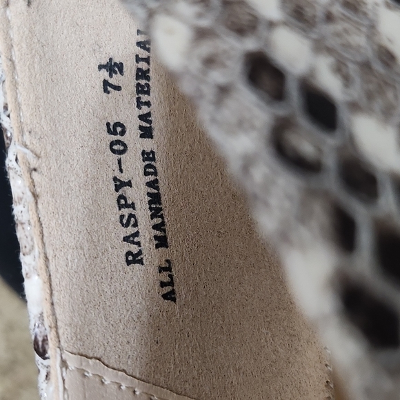 DOLLHOUSE FLAT FAUX SNAKE SKIN SHOES W/BRASS TOE GUARD SZ 7.5 - Picture 7 of 9